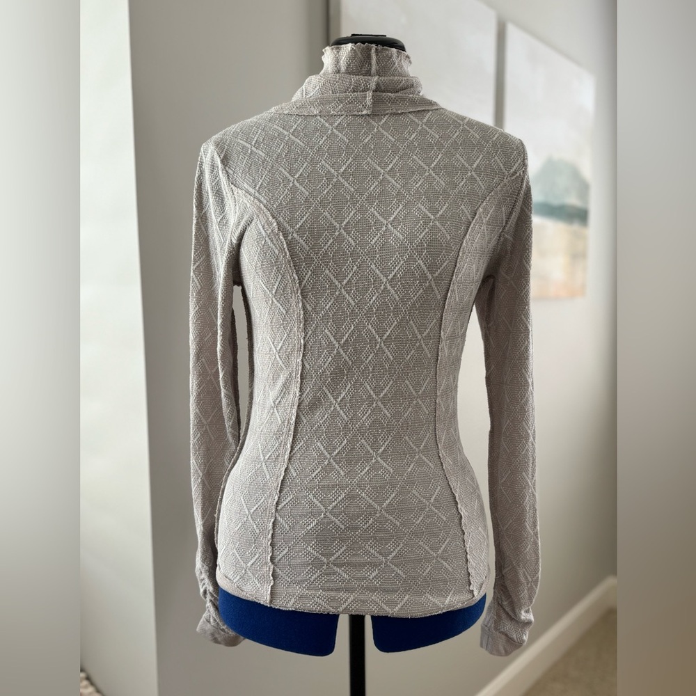 Gimmick from Buckle. Mock neck, long sleeved top with texture. Size medium.